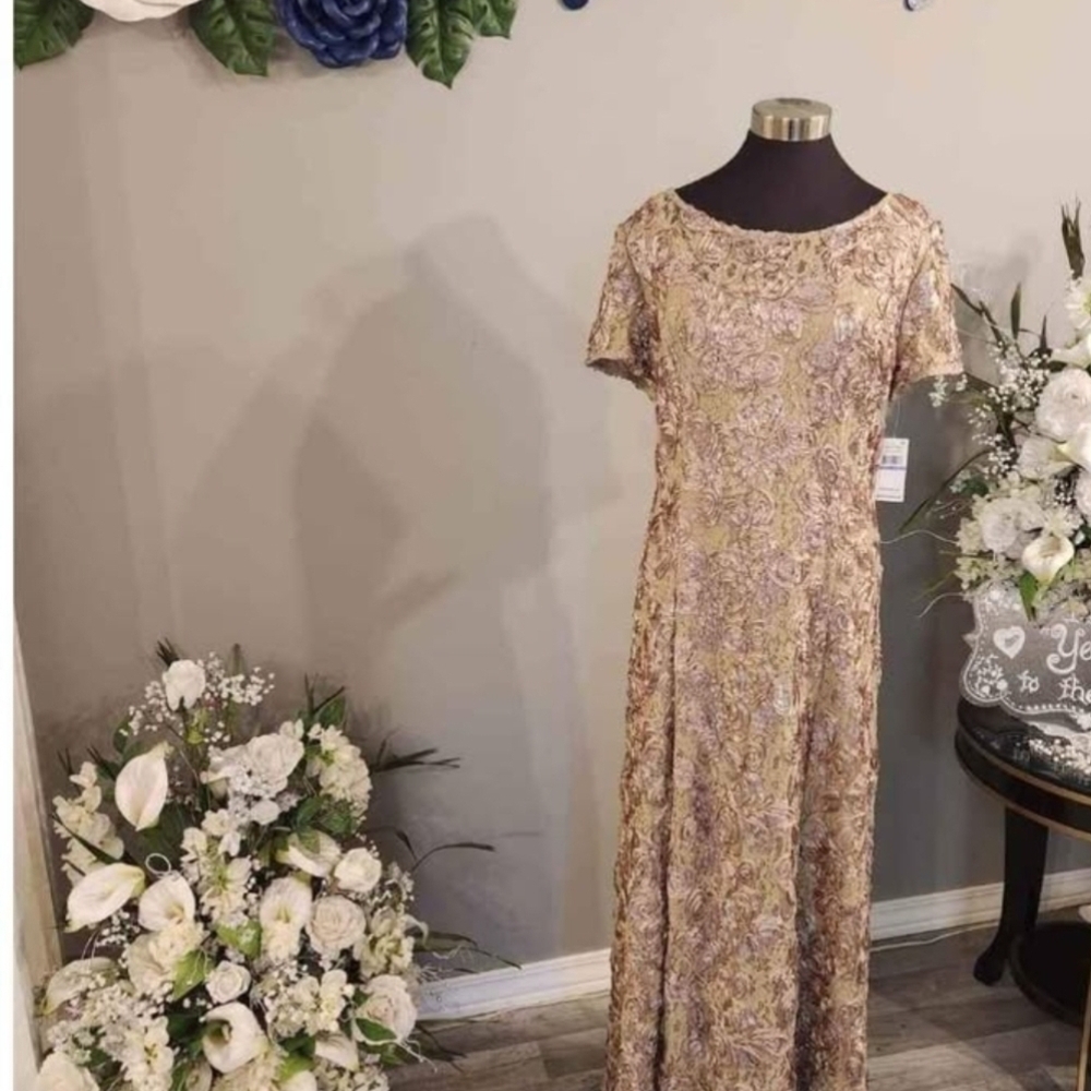 Elegant Floral Lace Evening Gown